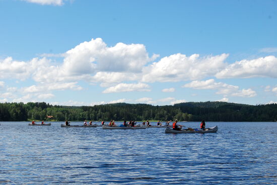 paddelte eine Gruppe Kanadier vorbei