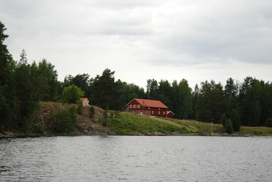 der Hof Vikenäset an einem Seitenarm des Foxen