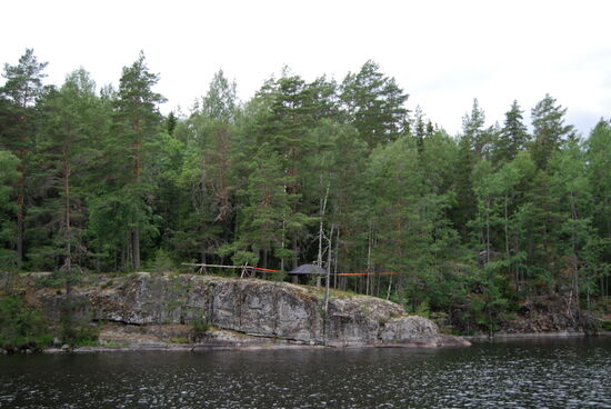 aufgespanntes Zelt, wohl Stützpunkt von Paddlern