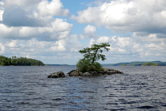 weiter fuhren wir hinter einigen Inseln