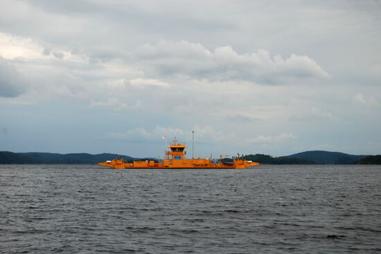 diese gelben Fähren sind als Fortsetzung der Straße kostenlos
