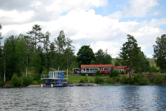 Blick zum Ufer mit Hausboot