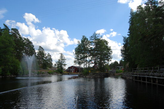 weiter zur Schleuse durch den schmalen Kanal rechts
