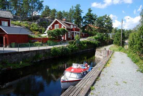 vor der Schleuse mußten wir an der viel zu hohen Kaimauer warten