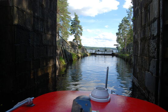 von einer Schleusenkammer in die nächste