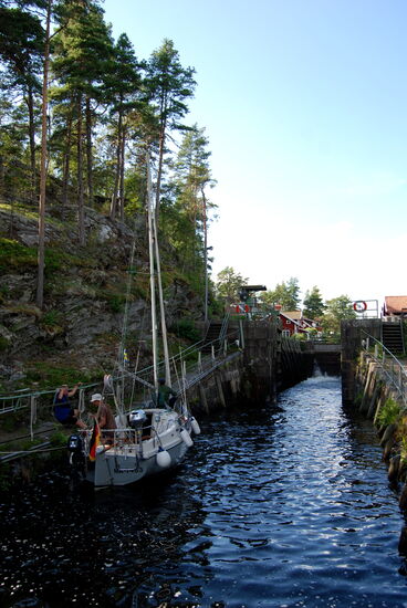 mit einem deutschen Segelboot