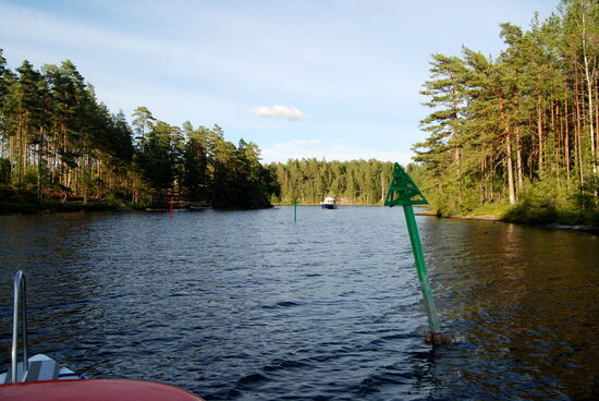Begegnung in der schmalen ausgetonnten Zufahrt
