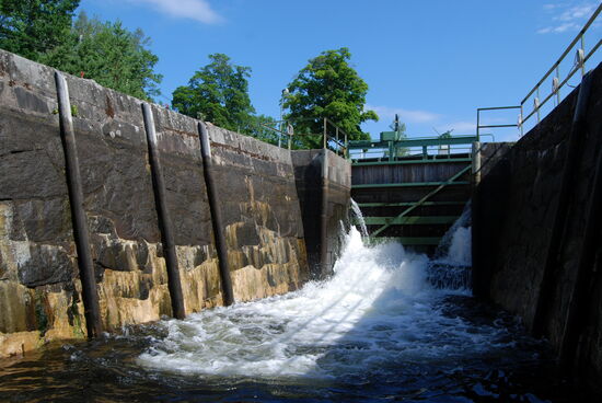 dann rauschte das Wasser in die Schleusenkammer