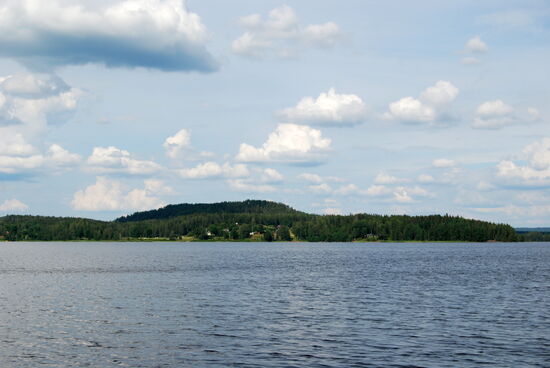 am Ufer kleine Siedlungen