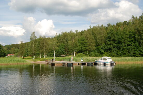 an dem kleinen Gästehafen fuhren wir vorbei