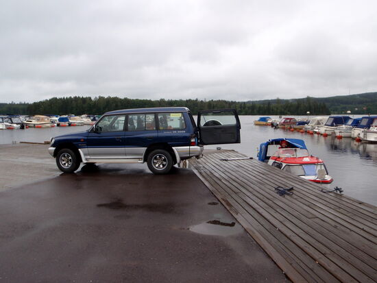 zum Glück hatte der Regen aufgehört als wir das Boot entluden