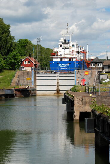 bis das Frachtschiff durchgeschleust war