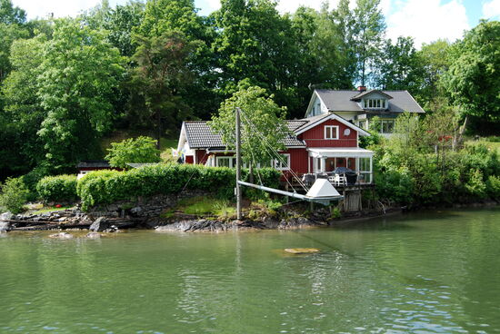 Haus am Ufer mit Seezeichen