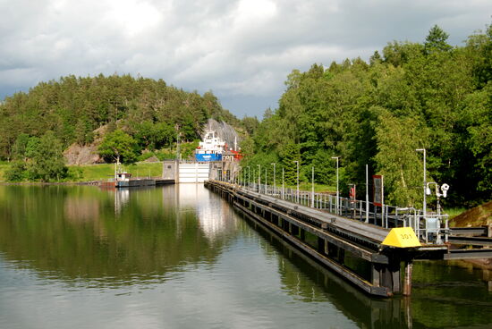 das Frachtschiff verschwand in der Schleuse