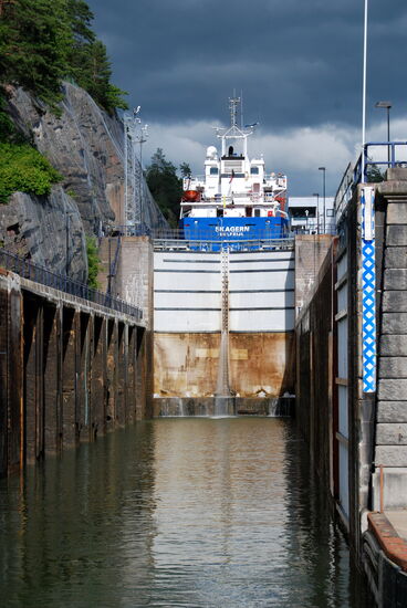 das Frachtschiff stieg in der zweiten Schleisenkammer