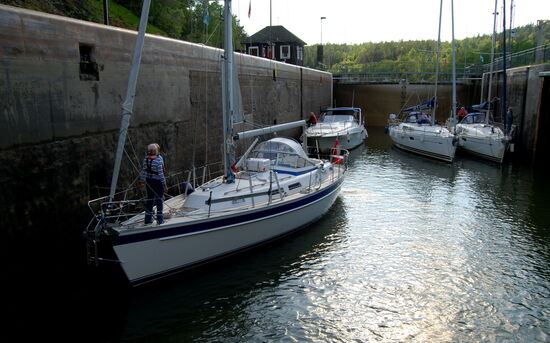 während in unsere Kammer weitere Sportboote einfuhren