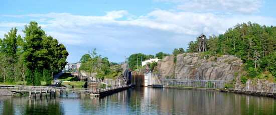 Weiterfahrt zur nächsten Schleuse, links eine ältere Schleusentreppe, die nicht mehr benutzt wird