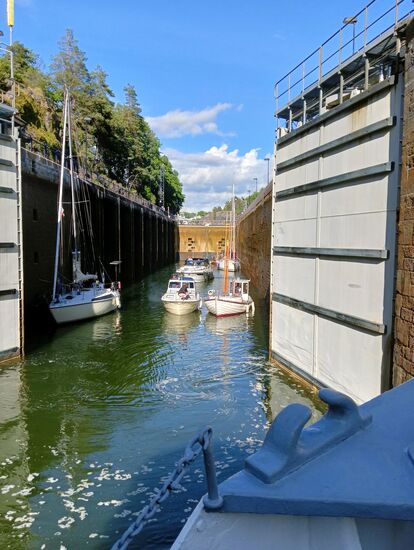 und wir sahen weitere Sportboote entgegenkommen