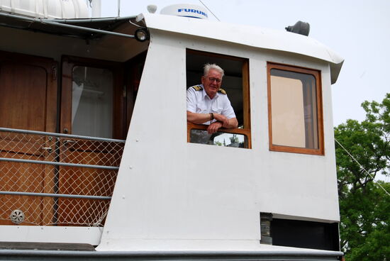 der Kapitän auf der Brücke