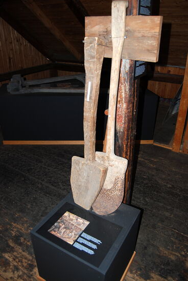 mit solchen eisenbeschlagenen Holzspaten wurde der Kanal gegraben