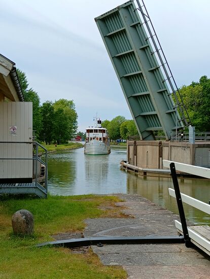 Klappbrücke vor der Schleuse