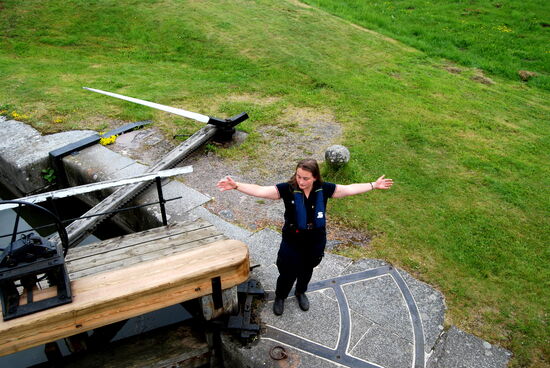 Einweisung des Schiffes in der Schleusenkammer