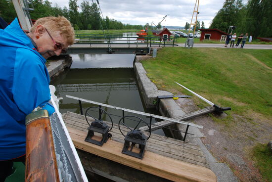 das Schiff liegt gut in der Schleusenkammer