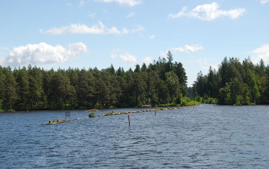 unser Schiff mußte zwischen dem Leitdamm und der roten Tonnenreihe fahren