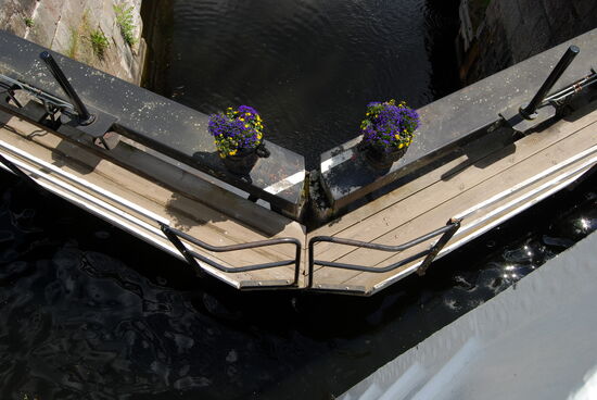 Blick auf das Schleusentor am Anfang der Schleusung