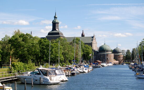 schmaler Kanal, auf beiden Seiten Sportboote