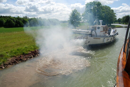 teilweise war der Kanal sehr flach, entgegenkommendes Schiff wirbelte den Grund auf und fuhr sich fest