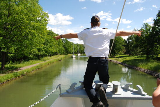 Einweisung von entgegenkommenden Sportbooten, wenn sie die Seite wechseln sollten