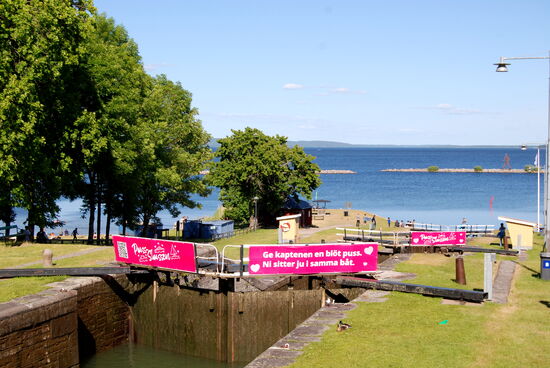 die unteren Schleusen der Carl-Johan-Schleusentreppe
Aufschrift auf dem Transparent: 
Ge kaptenenen en blöt puss. Ni sitter ju i samma båt. - 
Gib dem Kapitän einen feuchten Kuß. Ihr sitzt nun mal im selben Boot. 