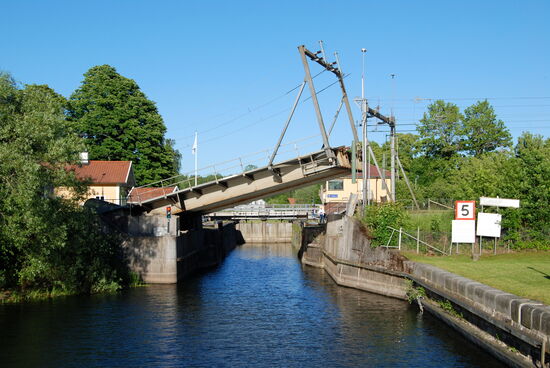 dann wurde die Eisenbahnbrücke geöffnet