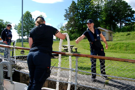 festmachen in der Schleuse vorn
