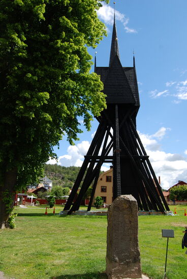 Glockenturm mit Runenstein