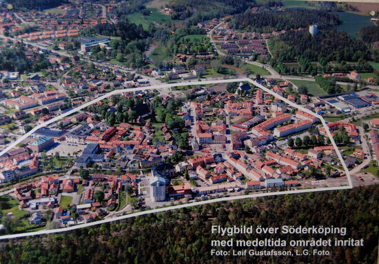 im Museum: Luftbild mit dem mittelalterlichen Stadtteil von Söderköping