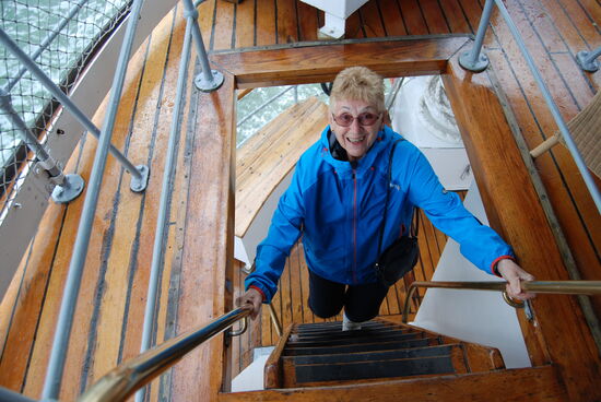 Christa auf dem Niedergang zum Brückendeck