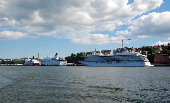 Viking-Fähren und Kreuzfahrtschiff