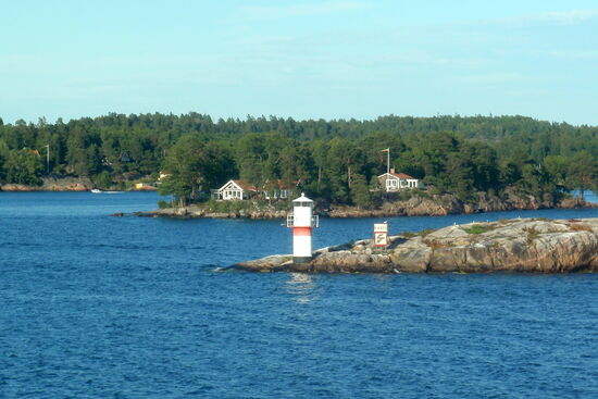 Leuchtturm Brödstycket und die Insel Stora Berteln im Hintergrund