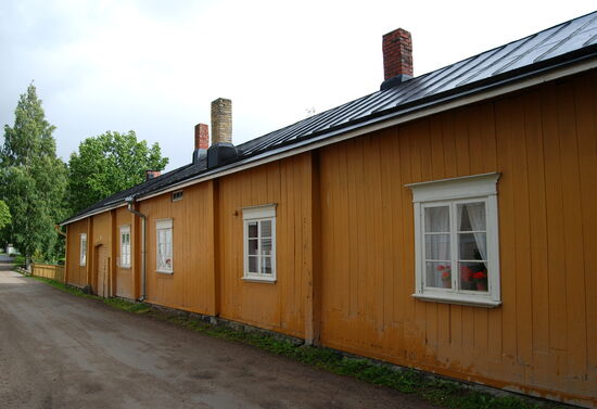 und die Straßenseite des Hauses