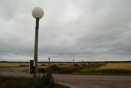mit Blick auf das Sonnensystem im verhältnismäßigen Abstand und Größe, vorne die Sonne