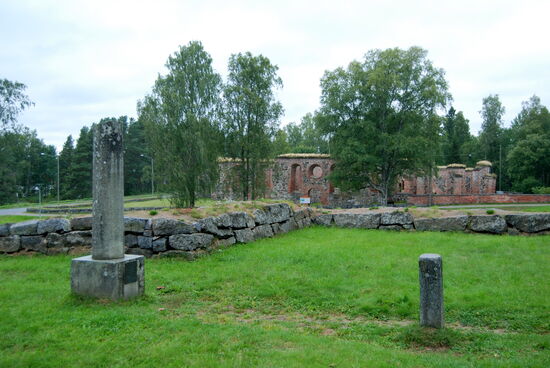 im Hintergrund St. Maria Kirche - S:a Maria kyrka