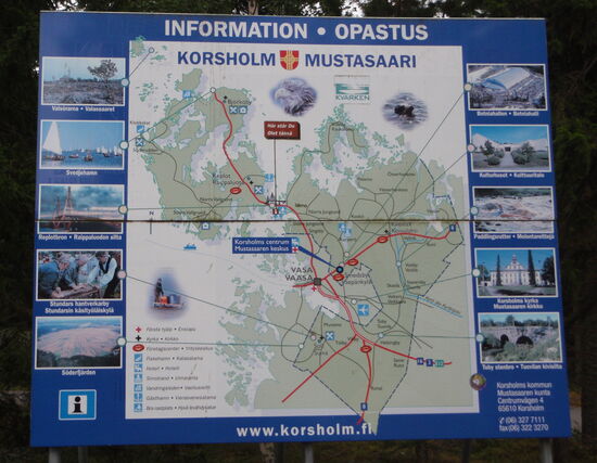 Schild am Parkplatz des Replot Brücke, das braune Zeichen weist auf den Parkplatz "Här står Du"