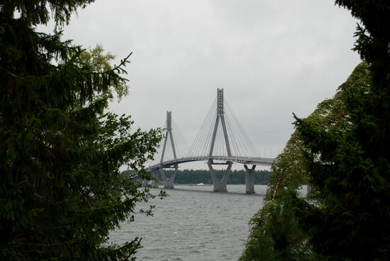 Blick vom Parkplatz auf die Brücke