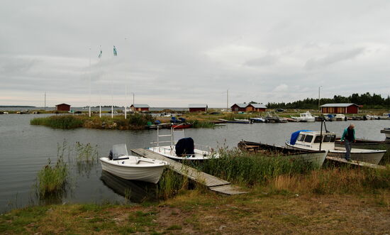 zum Hafen Svedjehamn auf Björkön