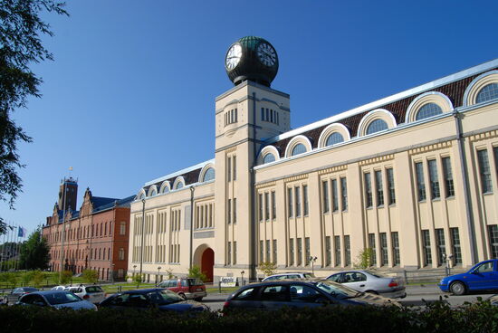 die Tabakmanufaktur im Vordergrund und das Stadthaus