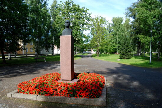 wir überquerten die Anders Chydenius gatan und erreichten den englischen Park mit der Statue des Arztes und Dichters Ernst Viktor Knape