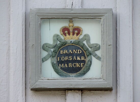 an mehreren Häusern sahen wir Feuerversicherungsmarken