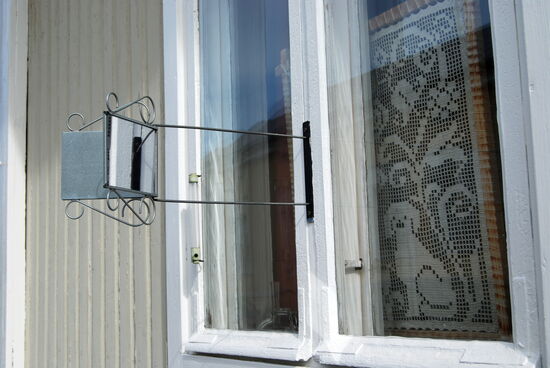 in vielen alten Städten sahen wir an Fenstern Spiegel, mit denen die Straße beobachtet werden konnte